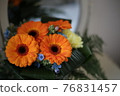 一束橙色的非洲菊放在鏡子前 76831457
