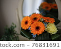 一束橙色的非洲菊放在鏡子前 76831691