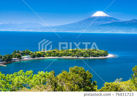 《靜岡縣》富士山和翠綠的大瀨崎 76831723