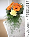 一束橙色非洲菊裝飾在明亮的房間裡 76831917