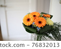 一束橙色非洲菊裝飾在明亮的房間裡 76832013
