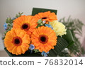 一束橙色非洲菊裝飾在明亮的房間裡 76832014