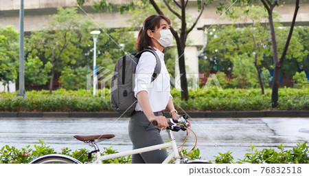 Asian woman in streets of commuting Asian woman in streets of commuting 76832518