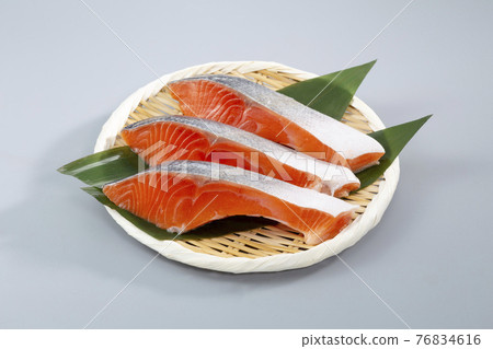 在濾器中的鱒魚鮭魚片 在濾器中的鱒魚鮭魚片 76834616