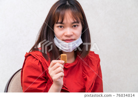 吃麵具晚餐的年輕女人 吃麵具晚餐的年輕女人 76834814