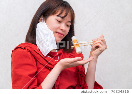 吃麵具晚餐的年輕女人 吃麵具晚餐的年輕女人 76834816