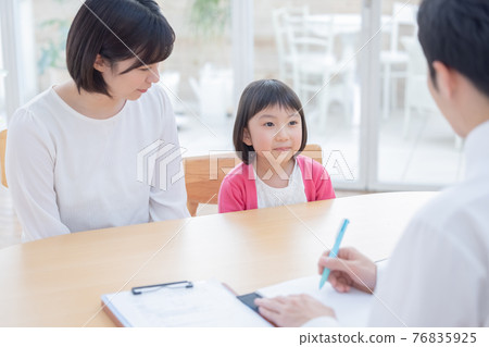 Education Parents and children and teachers undergoing tripartite interviews 76835925