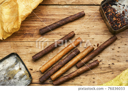 Cigarillos and tobacco leaf 76836033