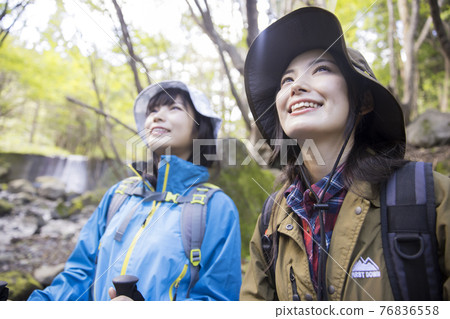 女性徒步圖片 女性朋友徒步伴侶 女性徒步圖片 女性朋友徒步伴侶 76836558