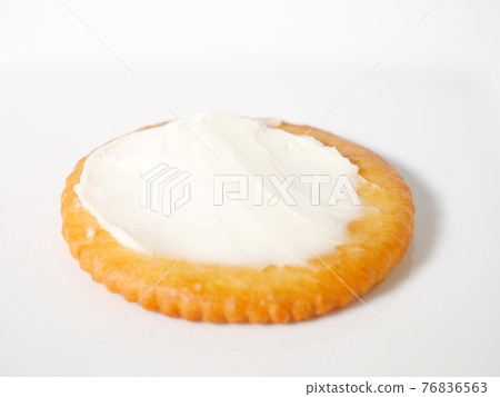 Round crackers with cream cheese 76836563