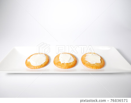 Round crackers with cream cheese 76836571