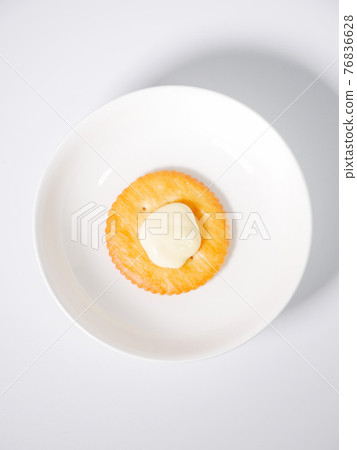 圓形餅乾配蛋黃醬 76836628