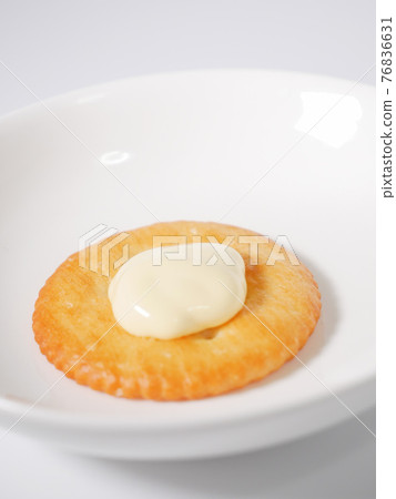 圓形餅乾配蛋黃醬 76836631