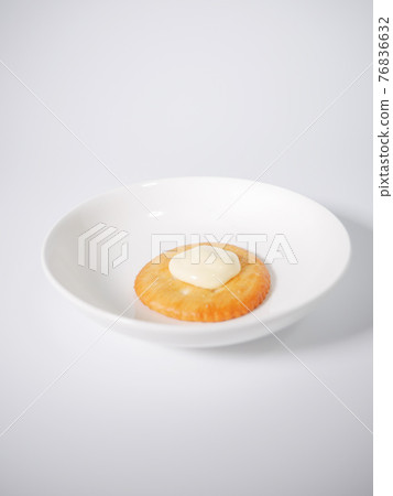 圓形餅乾配蛋黃醬 76836632