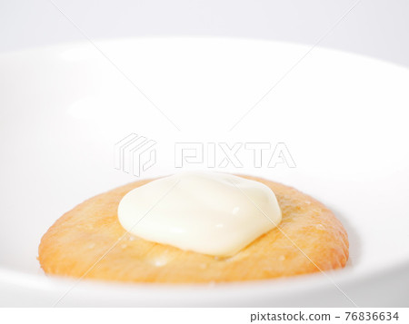 圓形餅乾配蛋黃醬 76836634