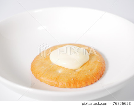 圓形餅乾配蛋黃醬 76836638