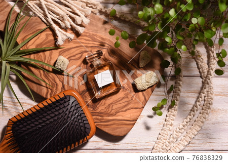 Botanical perfume bottle 76838329