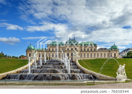 Fountain in Belvedere, Vienna 76838544