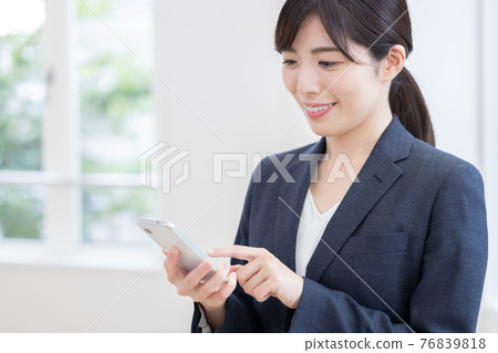 操作商務智能手機的女性 操作商務智能手機的女性 76839818