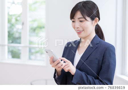 操作商務智能手機的女性 操作商務智能手機的女性 76839819
