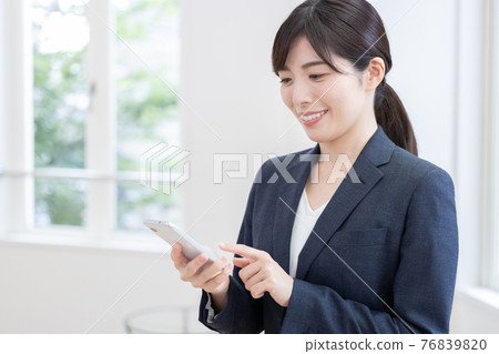 操作商務智能手機的女性 操作商務智能手機的女性 76839820