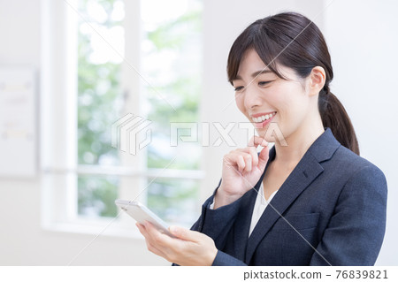 操作商務智能手機的女性 操作商務智能手機的女性 76839821
