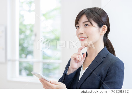 操作商務智能手機的女性 操作商務智能手機的女性 76839822
