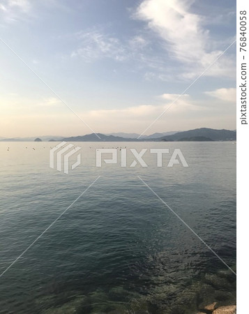 一個早晨的海越來越亮 一個早晨的海越來越亮 76840058