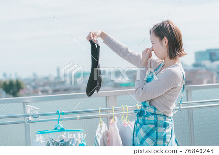 The smell of my husband's socks does not come off even after washing 76840243