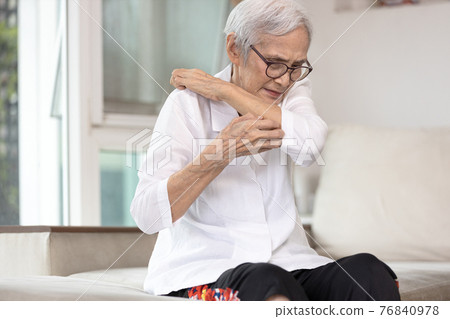 Itchy senior woman is scratching her arm causes of itching from mosquitoes,insect bites or dry itchy skin,old elderly with an itchy rash,female scratching allergic skin,sensitive skin,allergy symptoms 76840978