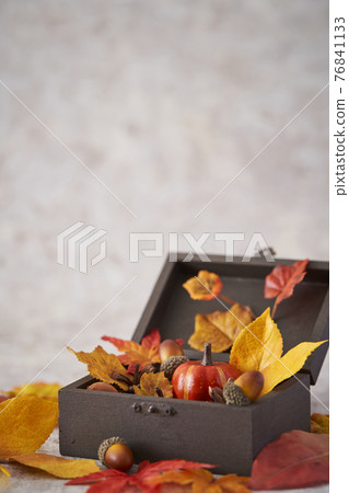 Halloween image packed in a wooden box 76841133