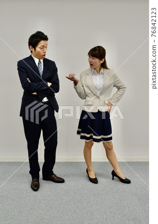 Men and women arguing 76842123