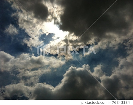 夏日天空中閃閃發光的雲彩 76843384