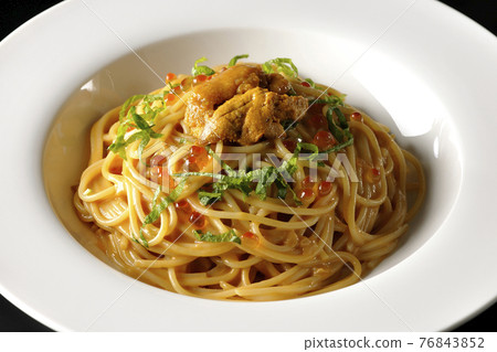 黑色背景中帶生海膽和鮭魚子的海膽奶油醬意大利面 黑色背景中帶生海膽和鮭魚子的海膽奶油醬意大利面 76843852