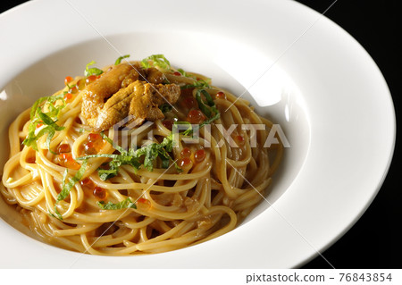 黑色背景中帶生海膽和鮭魚子的海膽奶油醬意大利面 76843854