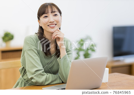 Middle female computer 76845965