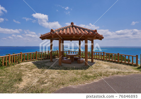 從沖繩東部的商店看到的藍色大海和久高島 從沖繩東部的商店看到的藍色大海和久高島 76846893