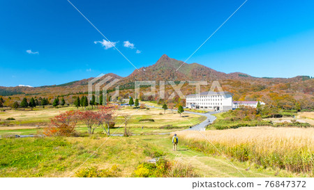 Daisen Kagamiganaru in full bloom of autumn leaves 76847372