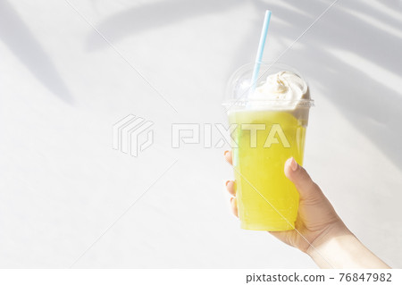 棕櫚樹下拿著花車的女手【白底】 棕櫚樹下拿著花車的女手【白底】 76847982