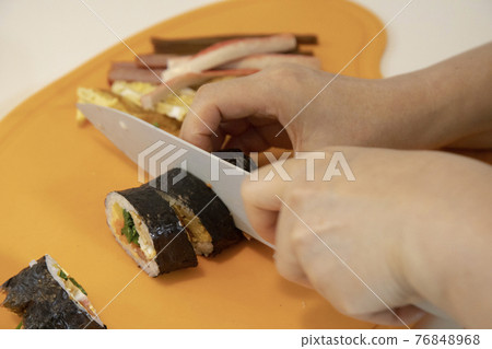 Slicing kimbap Slicing kimbap 76848968