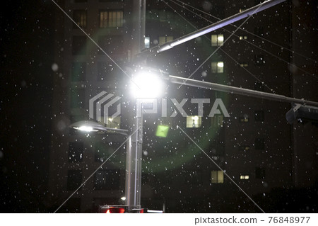路燈和雪花 76848977