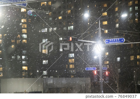 下雪的冬天場景 76849037