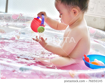 在水中玩耍 76850145