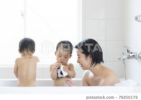 媽媽帶著孩子洗澡 媽媽帶著孩子洗澡 76850178