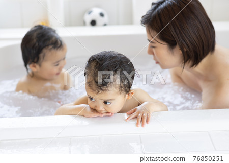Mom taking a bath with a 2-year-old child Mom taking a bath with a 2-year-old child 76850251