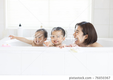 媽媽帶著蹣跚學步的孩子洗澡 媽媽帶著蹣跚學步的孩子洗澡 76850367