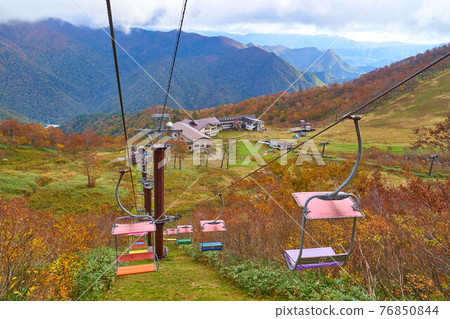 View the direction of Tanigawadake Ropeway Tenjindaira Station from the Tanigawadake Tenjin Pass Lift in Gunma Prefecture in autumn View the direction of Tanigawadake Ropeway Tenjindaira Station from the Tanigawadake Tenjin Pass Lift in Gunma Prefecture in autumn 76850844