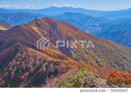 秋天從谷川山天神嶺約1600m處眺望南側的天神嶺方向(天神渡毛站、赤城山等) 秋天從谷川山天神嶺約1600m處眺望南側的天神嶺方向(天神渡毛站、赤城山等) 76850847