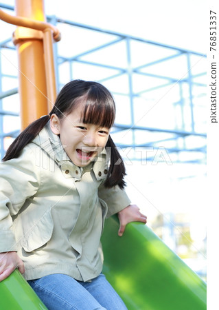 5 歲女孩在公園的滑梯上玩耍 5 歲女孩在公園的滑梯上玩耍 76851337
