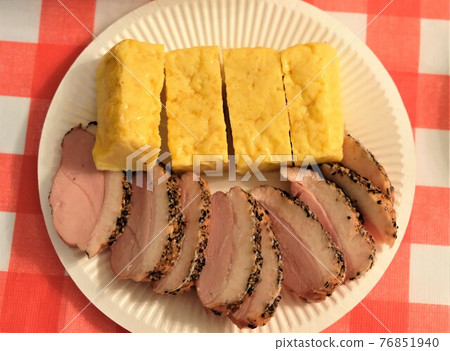 Duck meat and omelet snacks on a paper plate 76851940